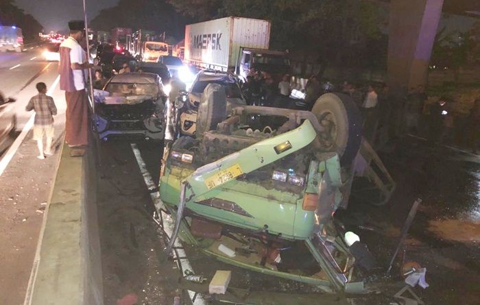 Dipotong Nissan Evalia, Truk Trailer Muat Kayu di Sidoarjo Terguling Hantam Tiga Mobil Dipotong Nissan Evalia, Truk Trailer Muat Kayu di Sidoarjo Terguling Hantam Tiga Mobil