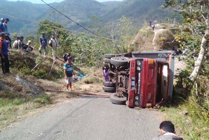 Tak Kuat Menanjak, Truk Muatan Air Terguling di Desa Sidomulyo Pacitan