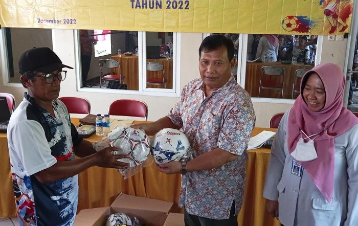 Dispora Jatim Salurkan Bantuan Peralatan dan Sarana Olahraga Sepak Bola kepada 24 SSB di Jember Dispora Jatim Salurkan Bantuan Peralatan dan Sarana Olahraga Sepak Bola kepada 24 SSB di Jember