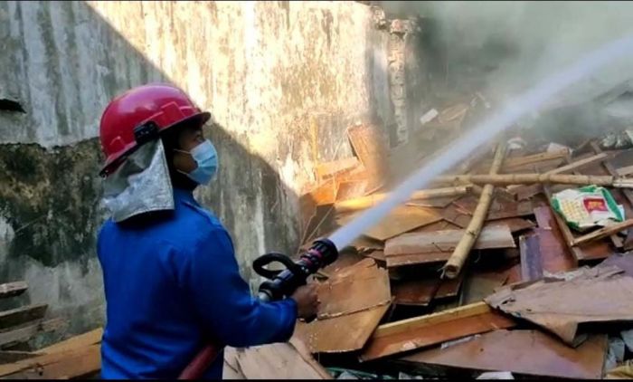 Tumpukan Material Proyek di Tuban Terbakar, BPBD Kerahkan 4 Truk Damkar Tumpukan Material Proyek di Tuban Terbakar, BPBD Kerahkan 4 Truk Damkar