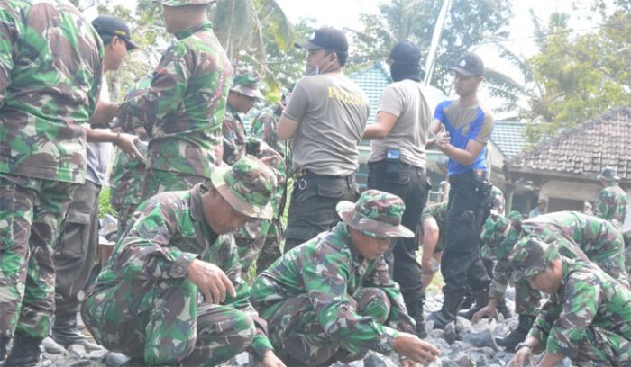 TNI, Polri, dan Masyarakat Bahu Membahu dalam TMMD TNI, Polri, dan Masyarakat Bahu Membahu dalam TMMD