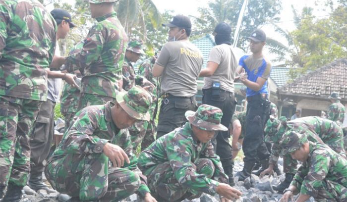 TNI, Polri, dan Masyarakat Bahu Membahu dalam TMMD