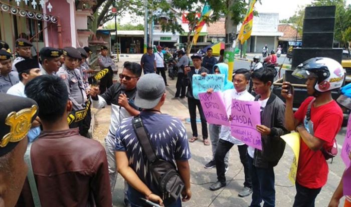 Gelapkan Uang Nasabah, Sejumlah Warga Demo DPRD Minta Pimpinan Bank Jatim Pamekasan Diganti