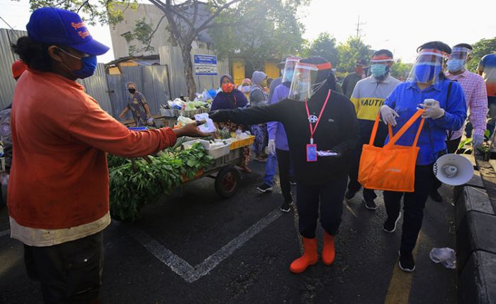 Ditemani Forkopimda Jatim, Wali Kota Risma Bagikan Masker Merah-Putih ke Warga