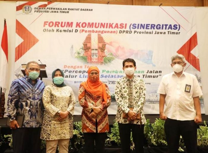 Pembangunan JLS Jatim Capai 56,73%, Khofifah Optimistis Kurangi Disparitas Wilayah Utara-Selatan Pembangunan JLS Jatim Capai 56,73%, Khofifah Optimistis Kurangi Disparitas Wilayah Utara-Selatan