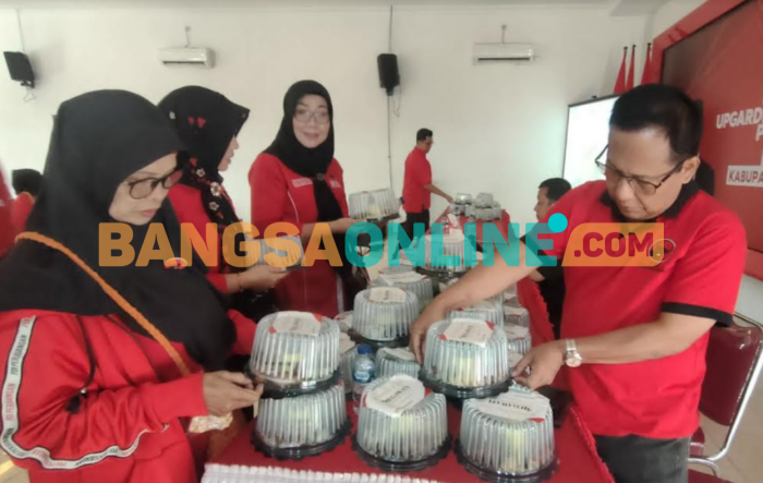 Ultah Megawati ke-77, DPC PDI Perjuangan Kediri Bagikan Tumpeng ke Warga dan Panti Asuhan Ultah Megawati ke-77, DPC PDI Perjuangan Kediri Bagikan Tumpeng ke Warga dan Panti Asuhan