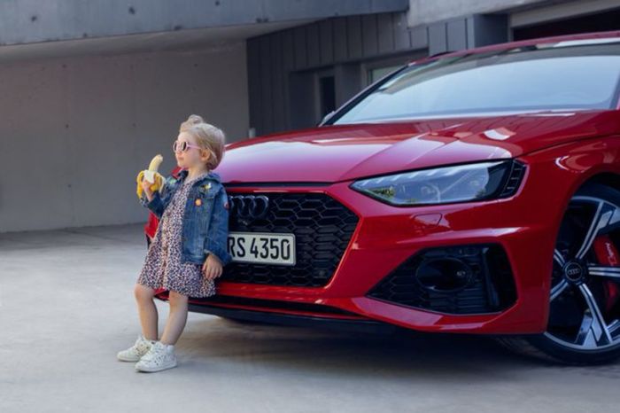 Tampilkan Iklan Anak Ngenyot Pisang di Depan Mobil, Audi Dihujat Tampilkan Iklan Anak Ngenyot Pisang di Depan Mobil, Audi Dihujat