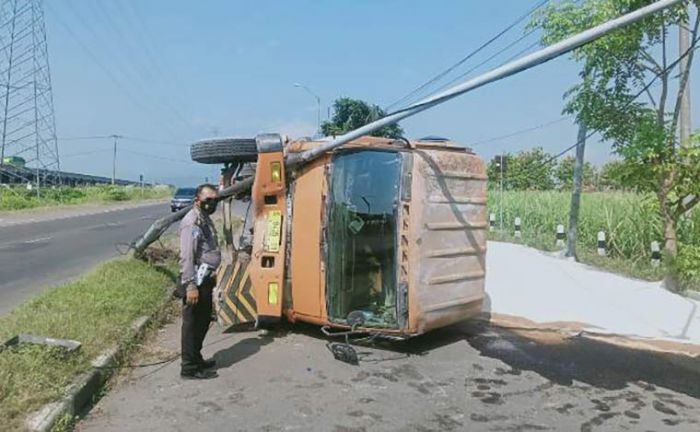 Sopir Ngantuk, Dump Truck Terguling di Porong Sidoarjo