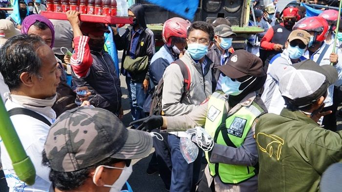 Kawal Demo Tolak Omnibus Law, Polisi di Surabaya Bagikan Masker dan Air Mineral