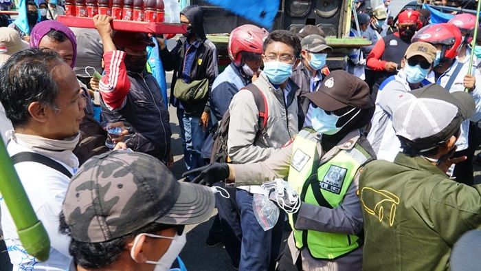 Kawal Demo Tolak Omnibus Law, Polisi di Surabaya Bagikan Masker dan Air Mineral Kawal Demo Tolak Omnibus Law, Polisi di Surabaya Bagikan Masker dan Air Mineral