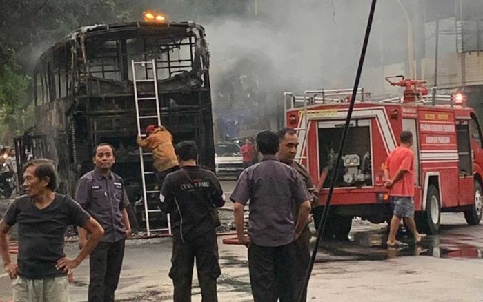 Diduga Korsleting Bagian Mesin, Bus Kirana di Pamekasan Ludes Terbakar Diduga Korsleting Bagian Mesin, Bus Kirana di Pamekasan Ludes Terbakar