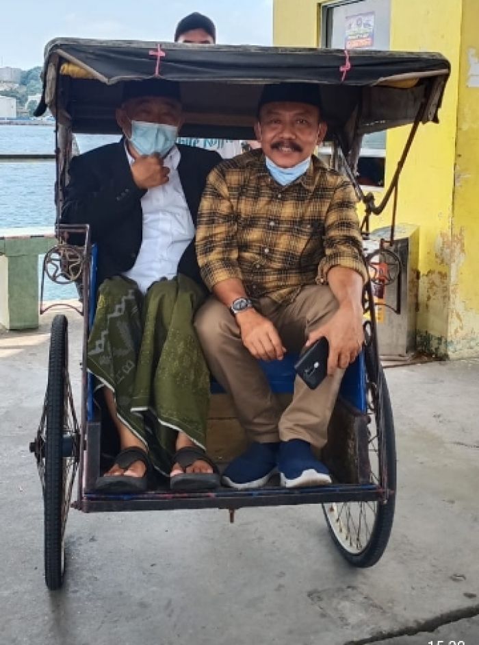 ​Naik Becak, Kiai Asep Temui Wali Santri Amanatul Ummah di Pulau Belakang Padang Batam