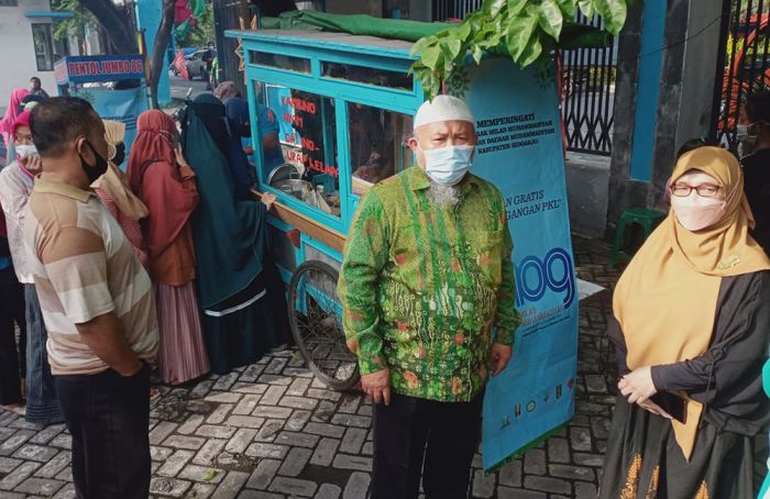 Peringati Milad Muhammadiyah ke-109, PDM dan PDA Sidoarjo Borong Dagangan PKL