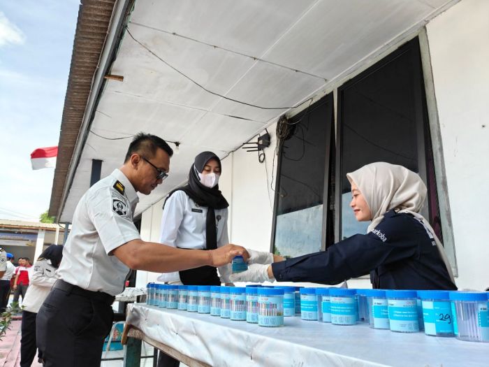 ​Kalapas Blitar Ikut Tes Urine Bareng Warga Binaan, Hasil Razia Temukan Kartu Remi hingga Speaker