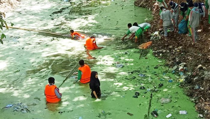 Peduli Lingkungan, Warga dan Relawan di Pamekasan Bersih-bersih Sungai, Selokan, dan Jalan