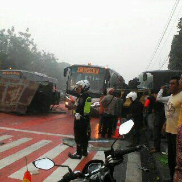  Hajar Truk  TNI  AL dan Truk  Pekerja Bus Rukun Jaya 