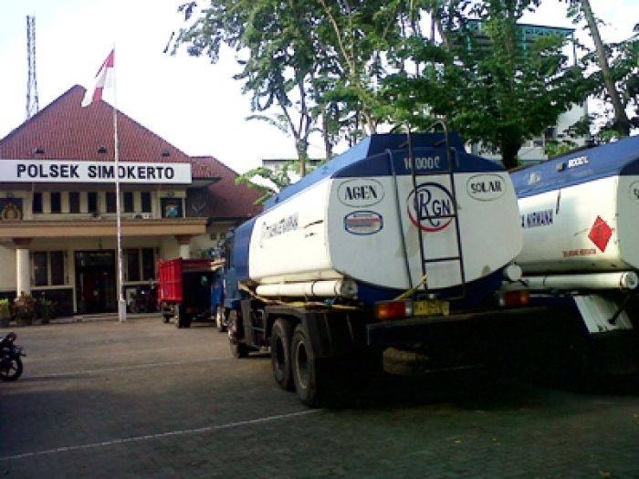 Mabes Polri Gerebek Penimbun BBM Ilegal di Surabaya Mabes Polri Gerebek Penimbun BBM Ilegal di Surabaya