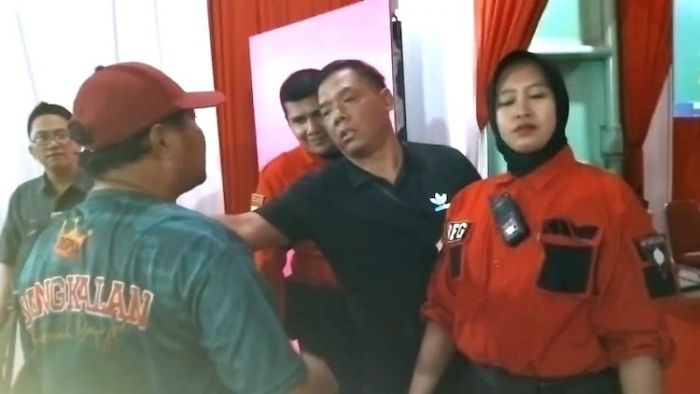 Panitia Larang Puluhan Wartawan Masuk ke Acara Pembukaan POPDA dan PAPERDA di Bangkalan Panitia Larang Puluhan Wartawan Masuk ke Acara Pembukaan POPDA dan PAPERDA di Bangkalan