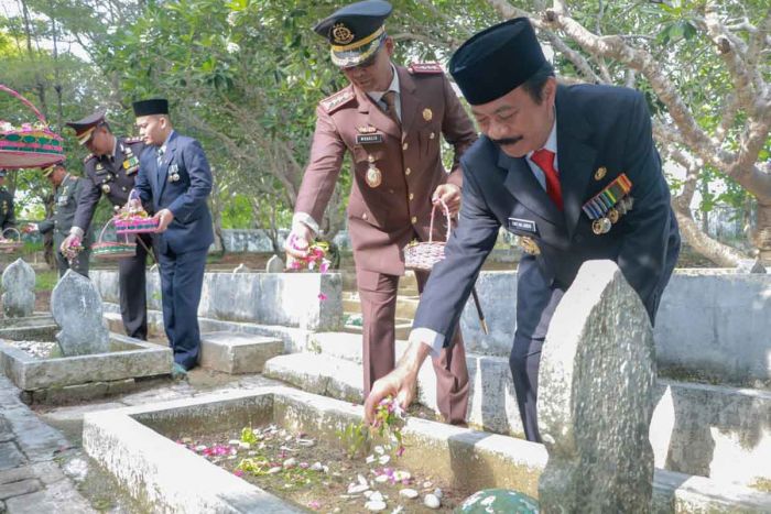 Peringati Hari Pahlawan 2022, Wakil Bupati Pamekasan Tabur Bunga di Makam Pahlawan Peringati Hari Pahlawan 2022, Wakil Bupati Pamekasan Tabur Bunga di Makam Pahlawan
