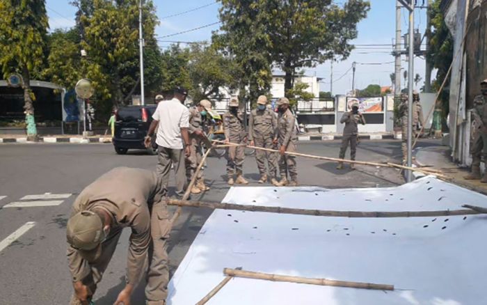 Ganggu Pemandangan Kota, Satpol PP Tuban Tertibkan Puluhan Baliho Tak Berizin