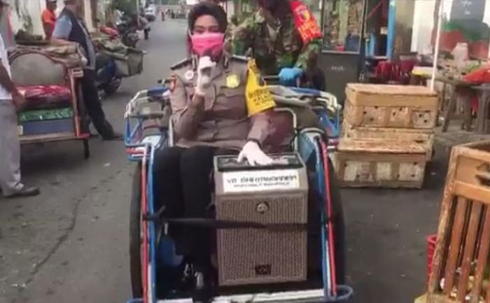 Polwan Cantik Ini Gencar Keliling Ajak Warga Kota Blitar Lawan Corona Polwan Cantik Ini Gencar Keliling Ajak Warga Kota Blitar Lawan Corona