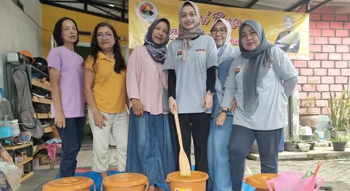 Relawan Suket Teki Kediri Latih Warga Bandar Lor Buat Sabun Cuci Piring