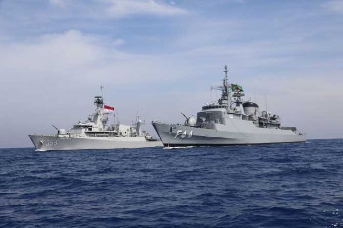 KRI Usman Harun-359 Laksanakan Latihan Mail Bag Transfer dengan BRS Independencia