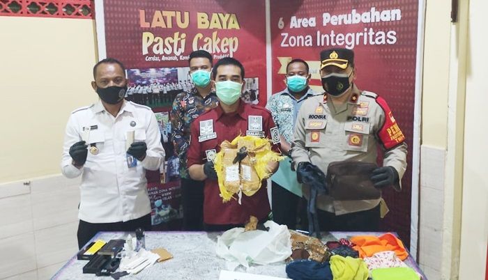 Lapas Kelas I Surabaya Berhasil Gagalkan Penyelundupan Ganja 1 Kg Lapas Kelas I Surabaya Berhasil Gagalkan Penyelundupan Ganja 1 Kg
