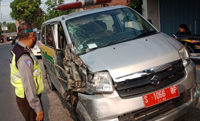 Disenggol Tronton, Mobil Siaga Desa Plandaan Jombang Ringsek Disenggol Tronton, Mobil Siaga Desa Plandaan Jombang Ringsek