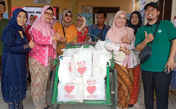 Peringati Hari Ibu, RW 12 Kelurahan Manukan Kulon Gandeng PKK Bagikan Paket Sembako Madani ke Lansia
