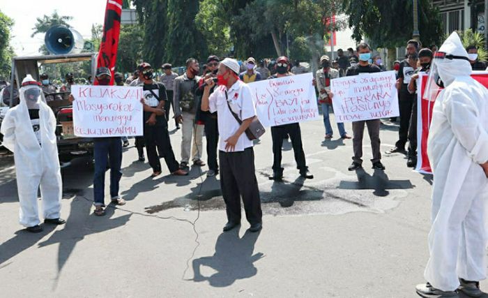 Dianggap Tumpul Tangani Kasus Korupsi, Kejari Jombang Didemo Projo Ber-APD Lengkap Dianggap Tumpul Tangani Kasus Korupsi, Kejari Jombang Didemo Projo Ber-APD Lengkap