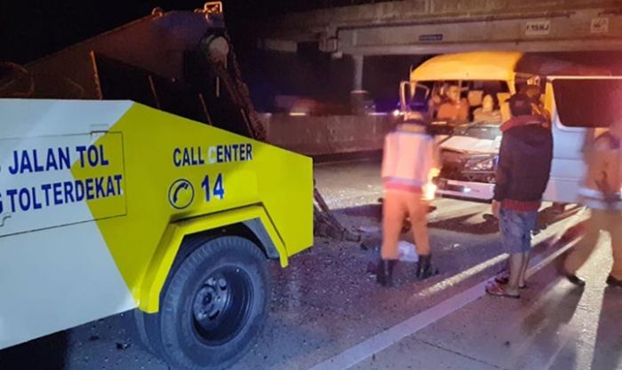 Microbus Tabrak Bagian Belakang Truk di Ruas Tol Ngawi, 5 Orang Luka-luka Microbus Tabrak Bagian Belakang Truk di Ruas Tol Ngawi, 5 Orang Luka-luka
