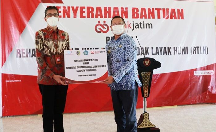 Bank Jatim Rehabilitasi 17 RTLH di Tulungagung Melalui CSR Bank Jatim Peduli Bank Jatim Rehabilitasi 17 RTLH di Tulungagung Melalui CSR Bank Jatim Peduli