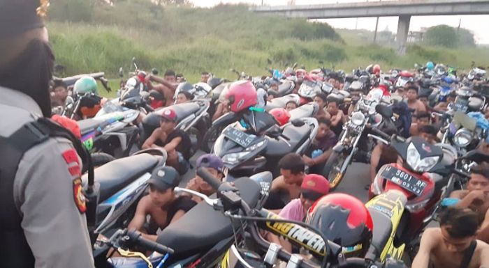 Balap Liar di Eks Tol Jabon Sidoarjo Diobrak Polisi, Ratusan Pemuda dan Motor Diamankan Balap Liar di Eks Tol Jabon Sidoarjo Diobrak Polisi, Ratusan Pemuda dan Motor Diamankan