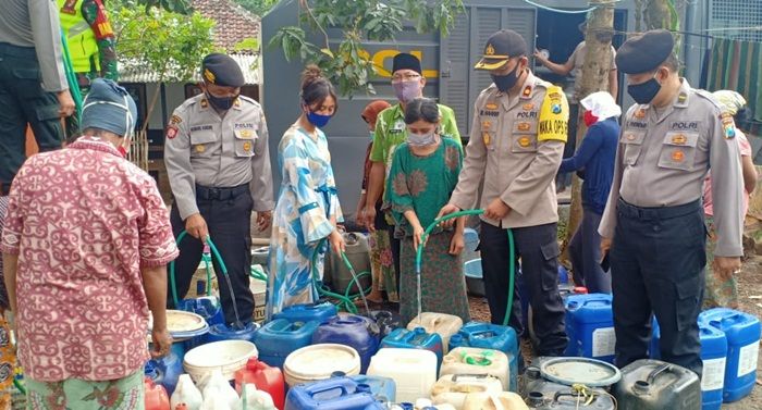Kemarau Panjang, Polres Pasuruan Salurkan 18 Ribu Liter Air Bersih di Dua Desa  