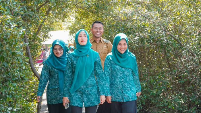 Kunjungi Wisata Mangrove Karangkiring Gresik, Ning Nurul Lakukan Pembinaan 10 Program Pokok PKK Kunjungi Wisata Mangrove Karangkiring Gresik, Ning Nurul Lakukan Pembinaan 10 Program Pokok PKK
