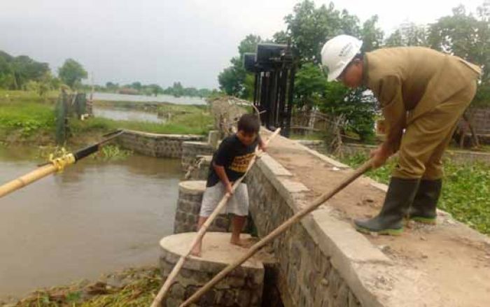 Antisipasi Banjir Kiriman, Dam Jabon Sidoarjo Dipasang Balok Kayu
