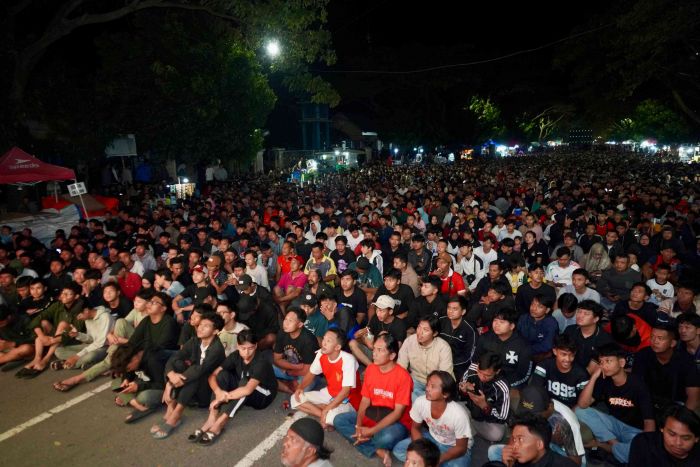 Dibuka Shalawatan, Warga Kediri Nobar Timnas Indonesia vs China Sambil Takbiran Dibuka Shalawatan, Warga Kediri Nobar Timnas Indonesia vs China Sambil Takbiran