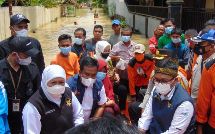 Gubernur Jawa Timur Kunjungi Korban Banjir di Pamekasan