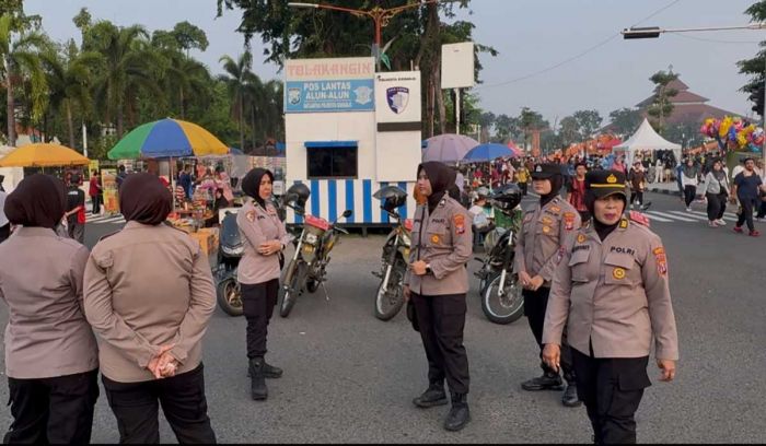 Polwan Polresta Sidoarjo Kawal Car Free Day di Alun-Alun