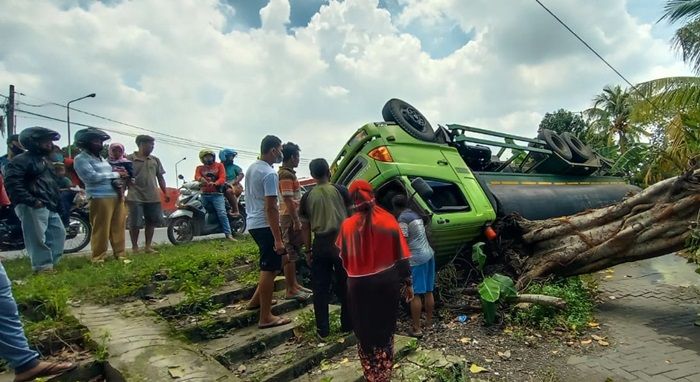 Bahu Jalan Ambles, Truk Tangki Muat HCL Terguling di Balongbendo Sidoarjo