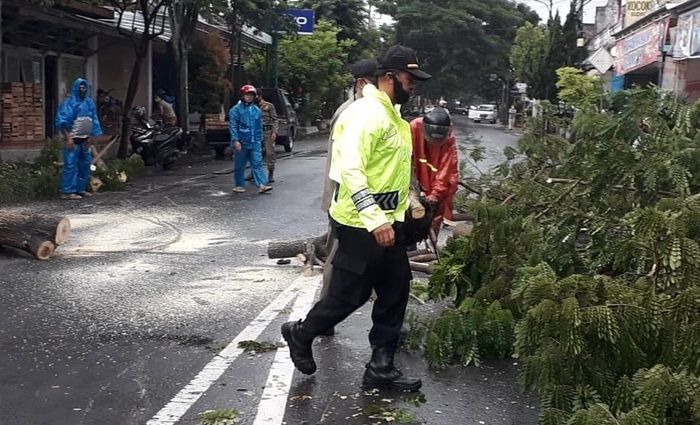 Musim Hujan, Polresta Banyuwangi Imbau Masyarakat Waspadai Banjir dan Tanah Longsor Musim Hujan, Polresta Banyuwangi Imbau Masyarakat Waspadai Banjir dan Tanah Longsor