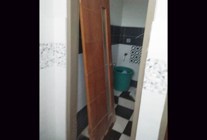 Rusak, Pintu WC Pemkab Lamongan Dibiarkan Tergeletak Rusak, Pintu WC Pemkab Lamongan Dibiarkan Tergeletak