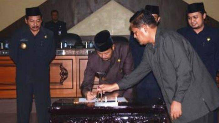 Pemkab dan DPRD Jember Sepakat Tanda Tangani Perda RTRW Pemkab dan DPRD Jember Sepakat Tanda Tangani Perda RTRW