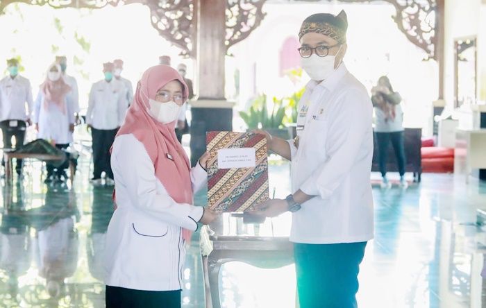 Lantik 176 Kepsek SD dan SMP, Bupati Pamekasan Minta untuk Tidak Bermain-main dengan Pendidikan Lantik 176 Kepsek SD dan SMP, Bupati Pamekasan Minta untuk Tidak Bermain-main dengan Pendidikan