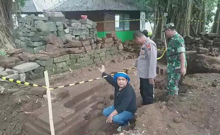 Warga Sukoreno Pasuruan Temukan Candi di Pemakaman Umum Desa Warga Sukoreno Pasuruan Temukan Candi di Pemakaman Umum Desa