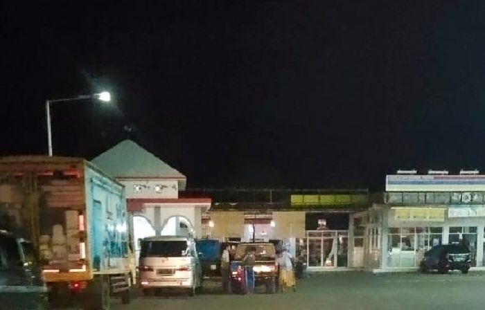 SPBU Gedungan Sumenep Masih Layani Pengisian BBM Gunakan Jerigen Plastik SPBU Gedungan Sumenep Masih Layani Pengisian BBM Gunakan Jerigen Plastik