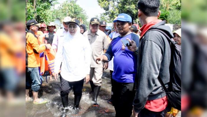 Gubernur Khofifah dan Wabup Pungkasiadi Tinjau Banjir Tempuran, Dipicu Sumbatan Sampah Ranting Gubernur Khofifah dan Wabup Pungkasiadi Tinjau Banjir Tempuran, Dipicu Sumbatan Sampah Ranting