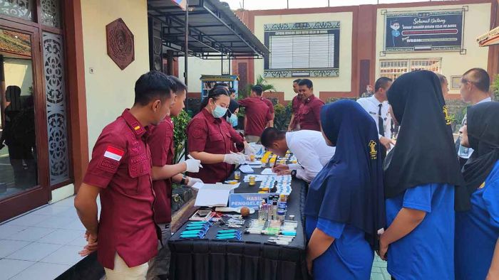 Komitmen Bebas Narkoba, Rutan Bangil Gelar Tes Urine Pegawai dan WBP Komitmen Bebas Narkoba, Rutan Bangil Gelar Tes Urine Pegawai dan WBP