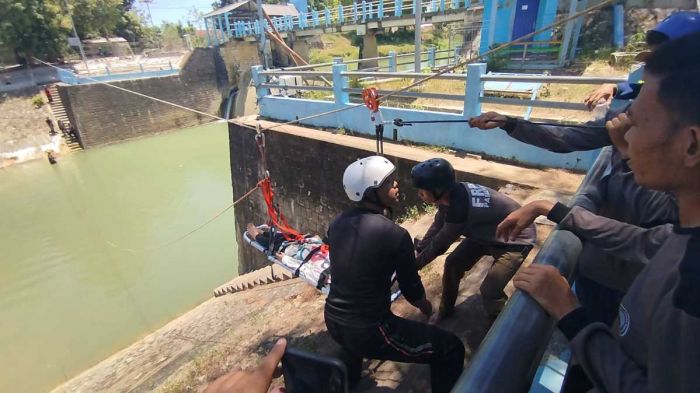 Asah Siaga Hadapi Bencana, FRPB Pamekasan Gelar Latihan Vertical Rescue di Dam Samiran Asah Siaga Hadapi Bencana, FRPB Pamekasan Gelar Latihan Vertical Rescue di Dam Samiran